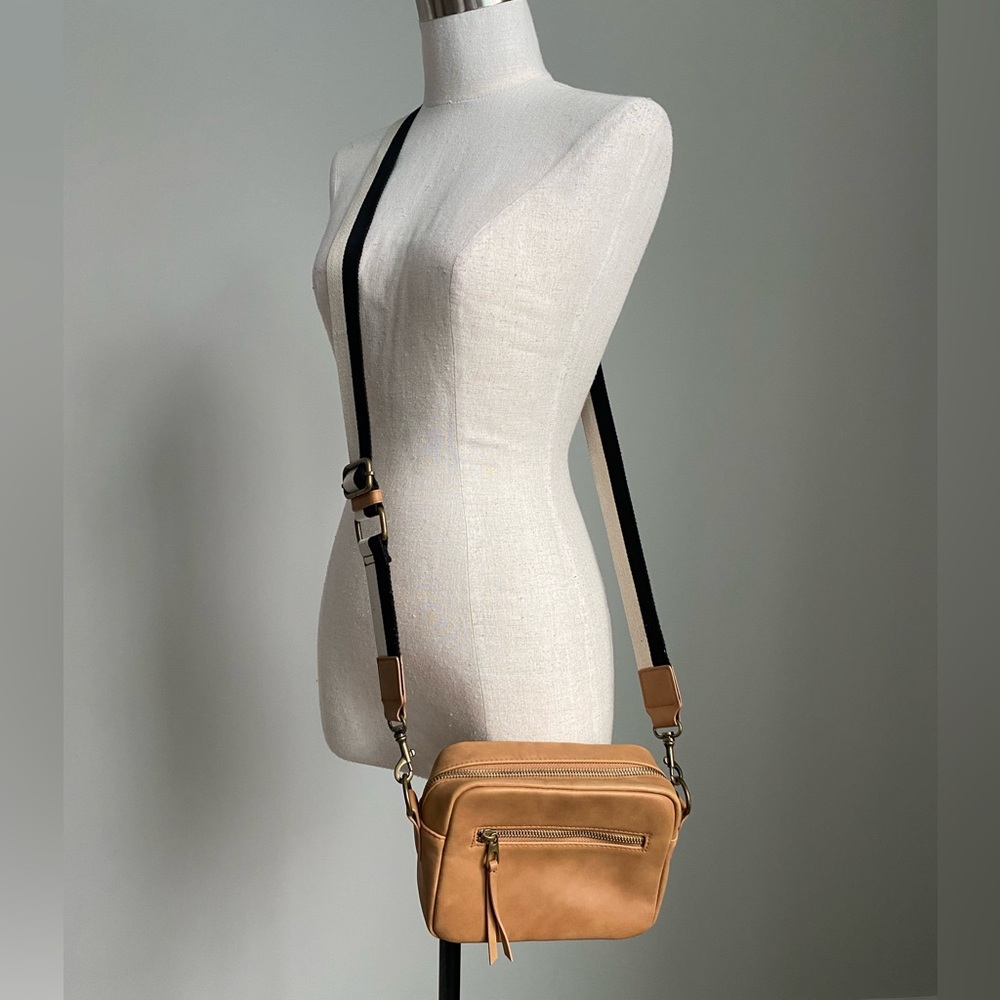 Universal Thread Tan Crossbody Bag